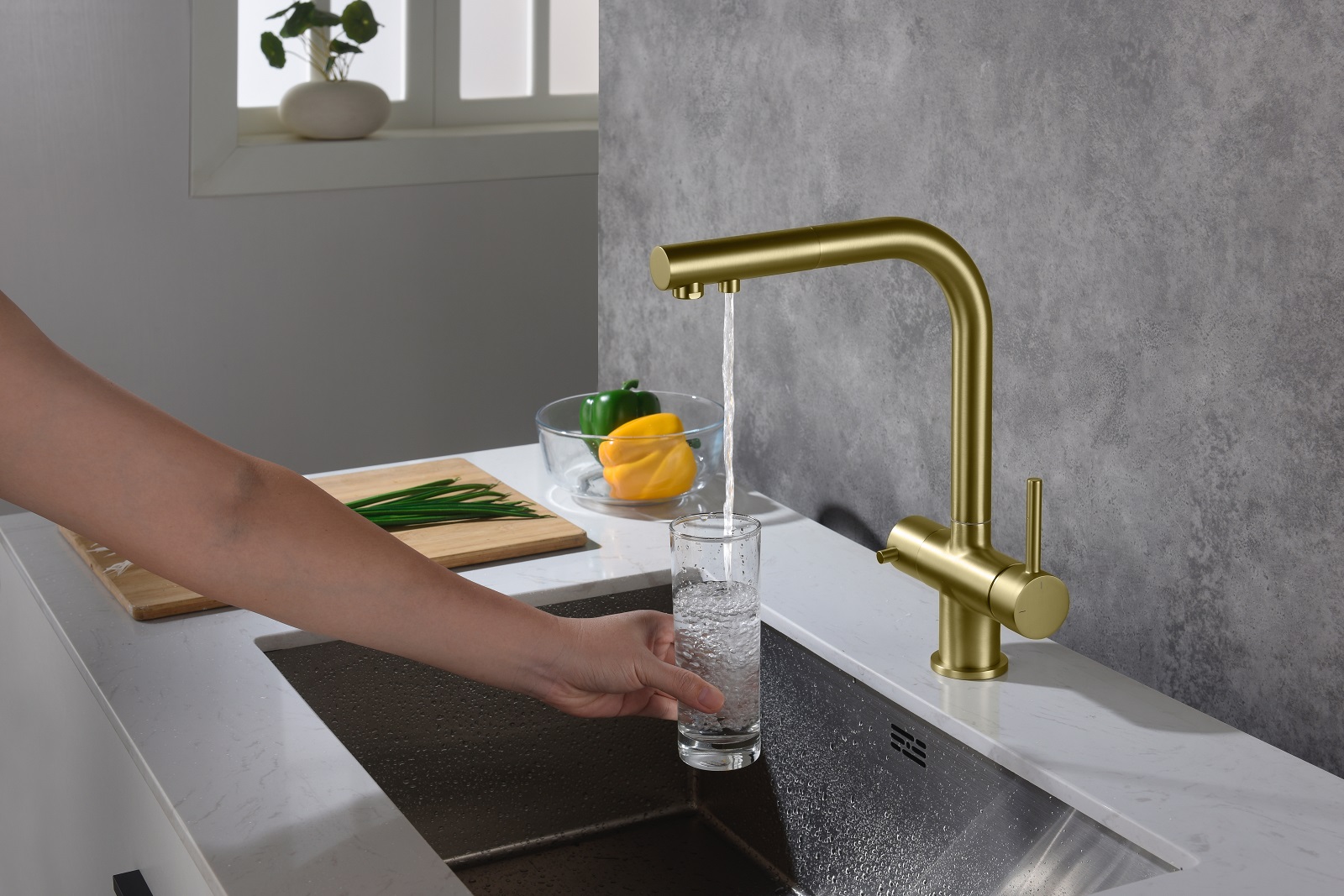 Смеситель для кухни с подключением фильтра и выдвижной лейкой Timo Saona 2356/17FL золото матовое - 3