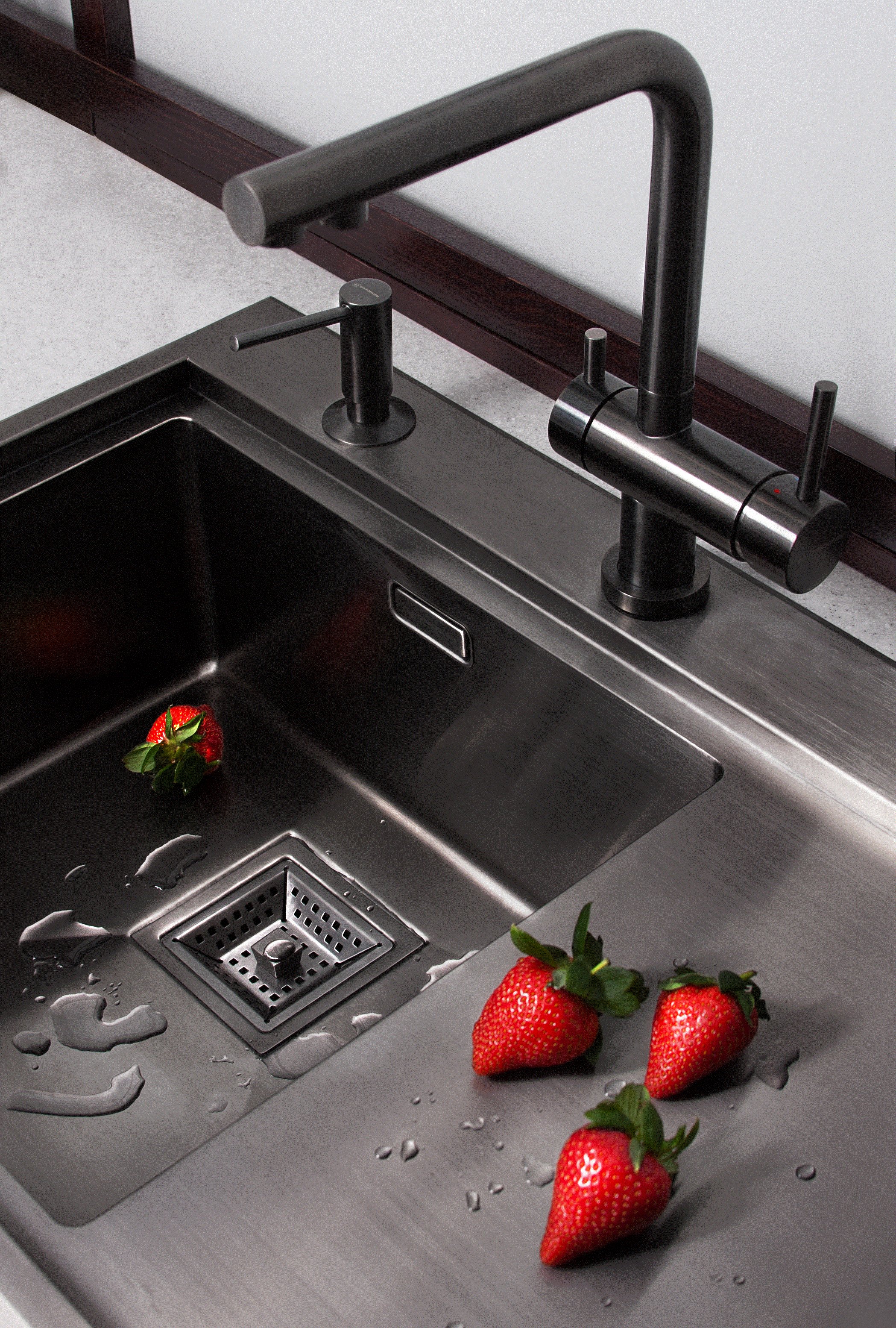 Смеситель Omoikiri Nagano PVD-GM для кухонной мойки 4994179 - 1