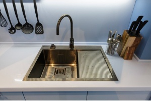 Смеситель Omoikiri Wakayama PVD-GM для кухонной мойки - 3