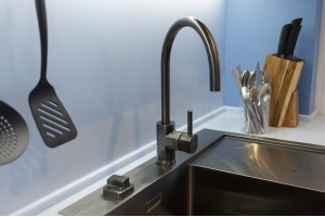 Смеситель Omoikiri Wakayama PVD-GM для кухонной мойки - 2